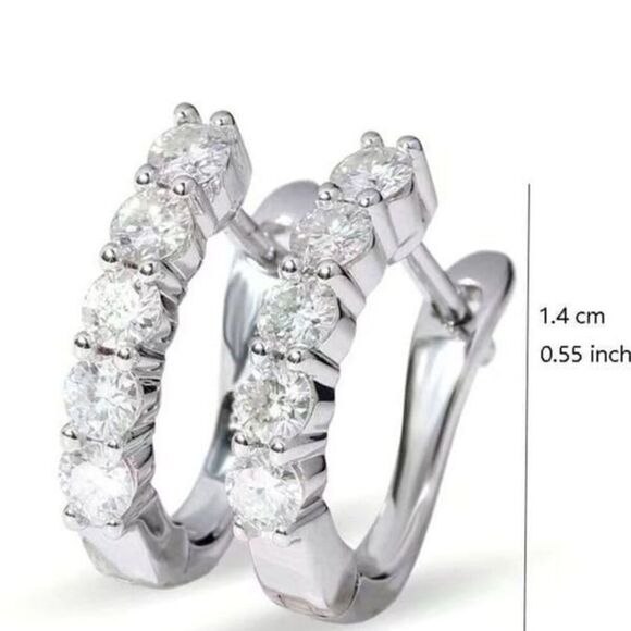 The Timeless Classic Brilliant mini hoop earrings in silver - Picture 2 of 6